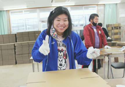 ダンボール組み立ての様子。支援員と一緒に様々な仕事に取り組みます。