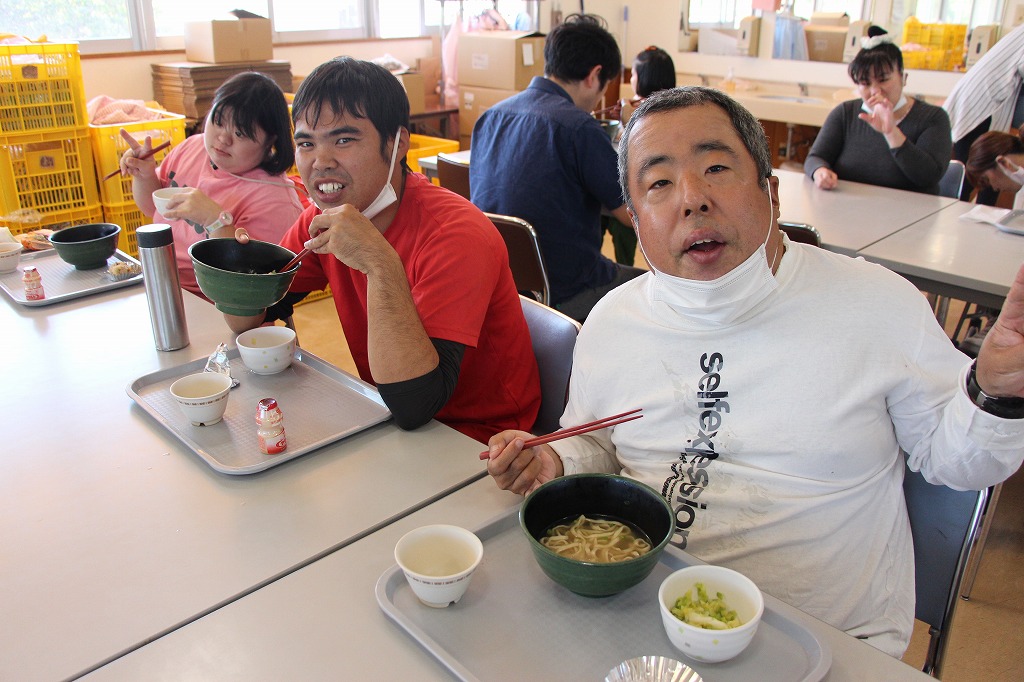 令和5年11月15日（水）「沖縄生麺協同組合様」より沖縄そば麺の寄贈がありました。